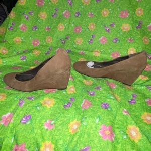 Bandolino Women's Brown Suede Wedge